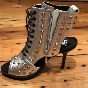 Silver heels w studs